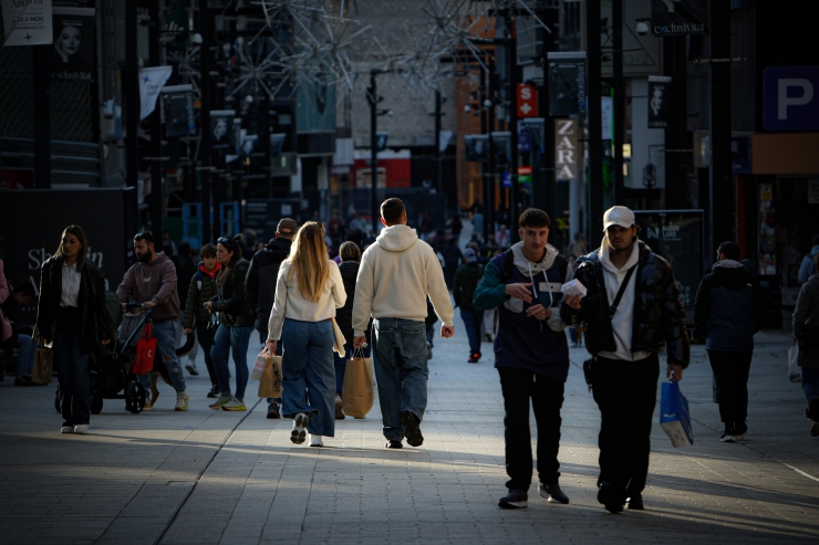 Vianants a l'avinguda Meritxell.